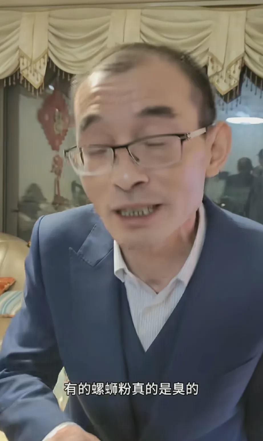 谢爸爸与大儿子浩男、大女儿合计着老四的零花钱，打算买螺蛳粉享用，父子俩并肩坐在沙
