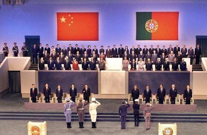 1975年，葡萄牙主动提出要归还澳门，同时提了个条件。得知他们的条件后，邓公一口