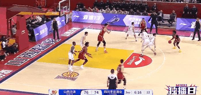 山西男篮小外援古德温确实是厉害，这一套动作场上可不多见，这胯下运球接转身再接急停