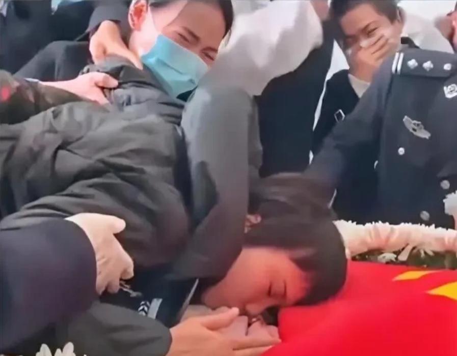 2023年12月，35岁的陕西渭南民警张周亮在连续工作20小时后突发疾病，因公殉