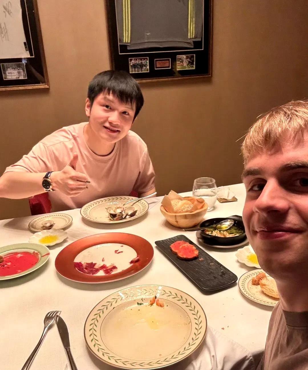 小莫和小胖一起吃饭了！
     去年的今天，是巴黎奥运会乒乓球男单决赛樊振东战