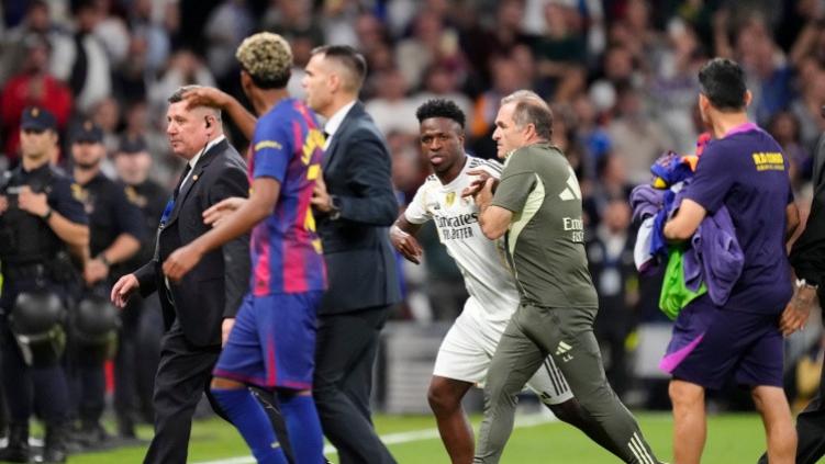 还原国家德比冲突：佩德里引爆火药桶 亚马尔两度遭警告