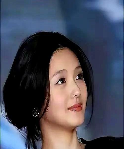 汪小菲带娃回京的画面这两天刷爆全网，孩子蹦蹦跳跳过安检的欢脱模样，和外婆黄春梅瘫