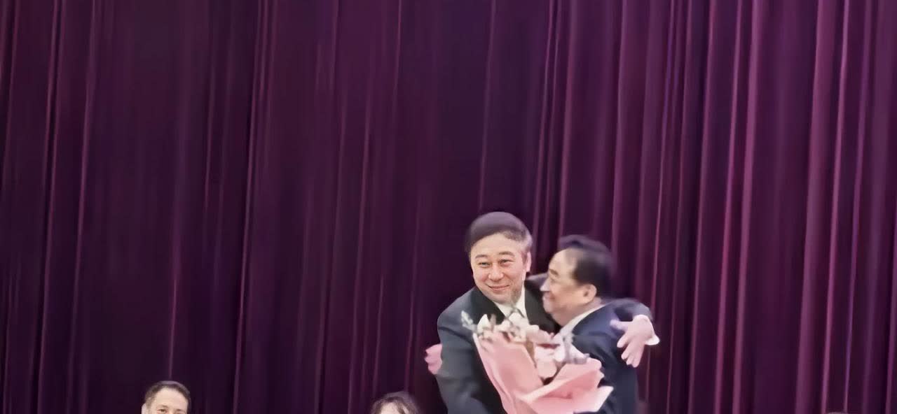 有人吐槽冯巩，能力不如姜昆，说相声不如牛群，求求你不要再担任曲协主席了

有