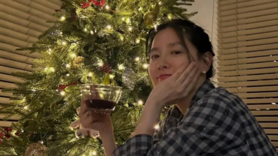 李英爱INS晒圣诞节新照：蓝色格子衫丸子头很文艺，单手托腮很惬意