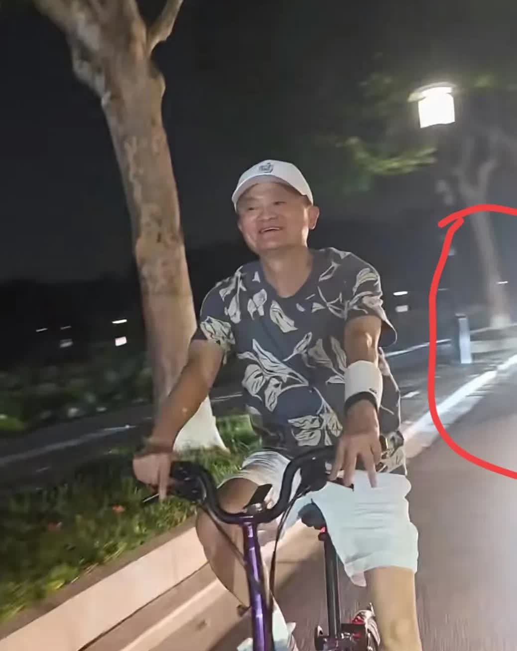 不要太天真了，

网友偶遇马云夜骑，

装备简单就算了，最不可置信的是他