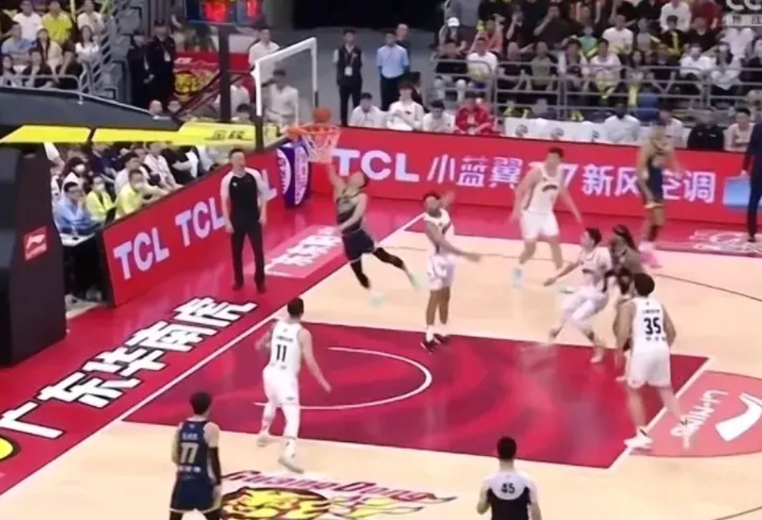 看广东跟上海这三场比赛，第二场广东输一分，有人说是故意的，其实确实是这样。
前面