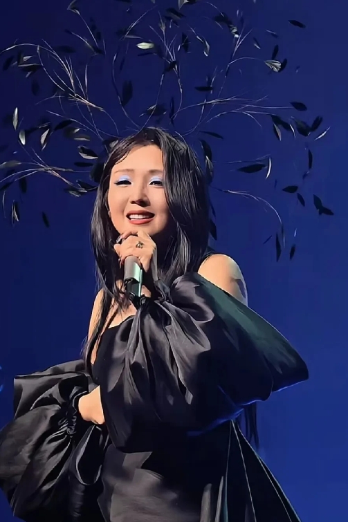 何洁硬刚昨天的演唱会，
发文直言，
自己没有假唱，是因为演唱会撞上中考了，前一天