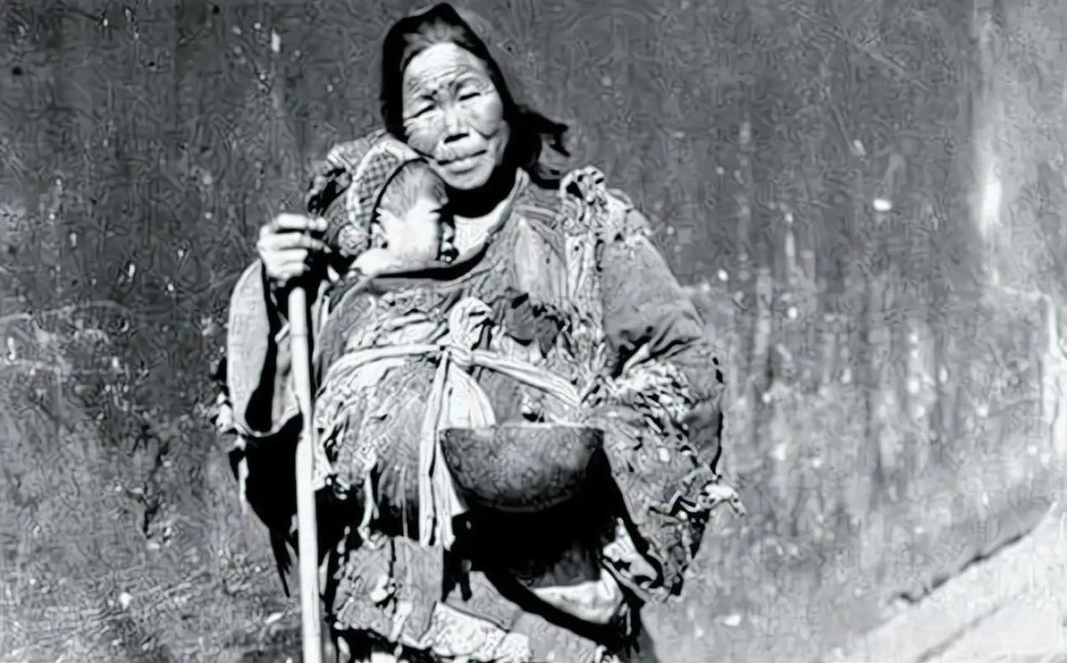 [太阳]1949年，湖南平江解放后，有一个乞丐模样的妇人，径直走进了县委大院，将