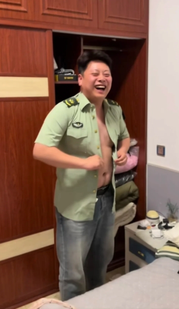 若有战，必召回，就是得麻烦给我弄套合身的衣服～
哈哈哈哈夫妻俩笑的合不拢嘴，老公