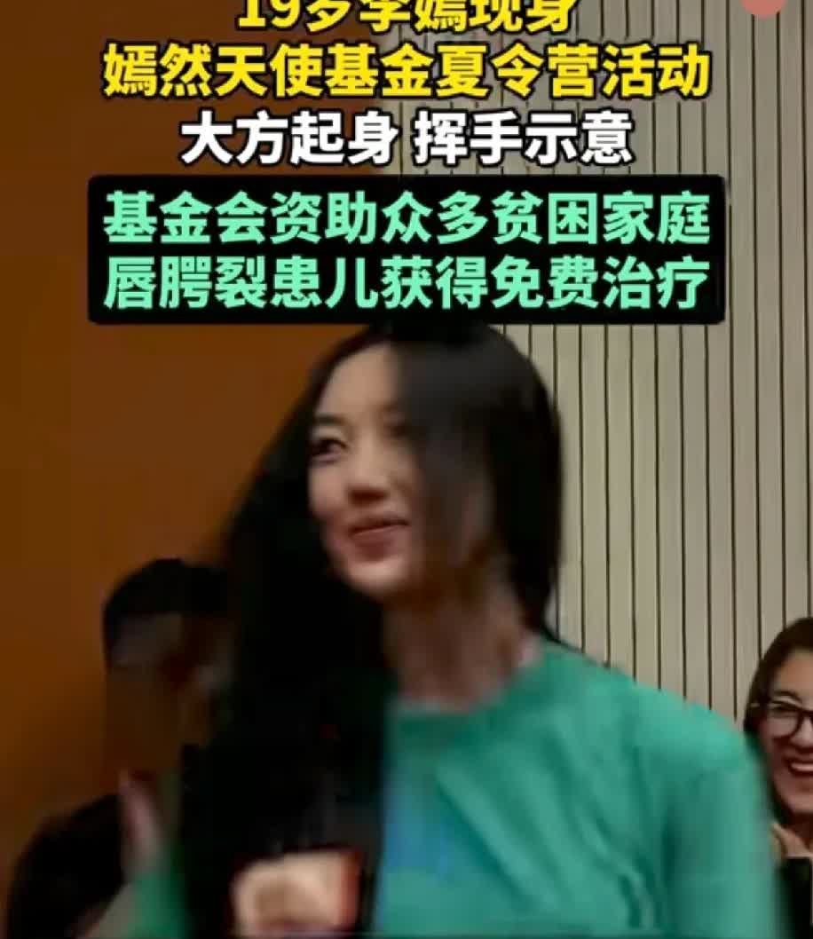 王菲把女儿教养的很好。
花了巨资，女儿在国外留学。
回国第一件事是帮助父亲。