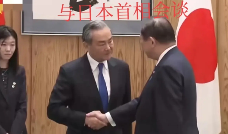 王毅外长，握手姿势，太稳了！不管日本首相，还是韩国外长，王外长都是站如松、稳如钟