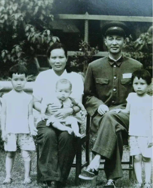1936年，洪学智看上了女兵张文，张文却嫌弃他满脸麻子，就在这时，张文的二哥说了
