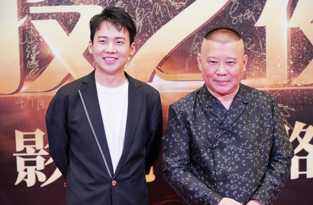 虽然很喜欢郭德纲，他在艺术上造诣确也颇深。
 
但说实话，总感觉对郭麒麟有种说不