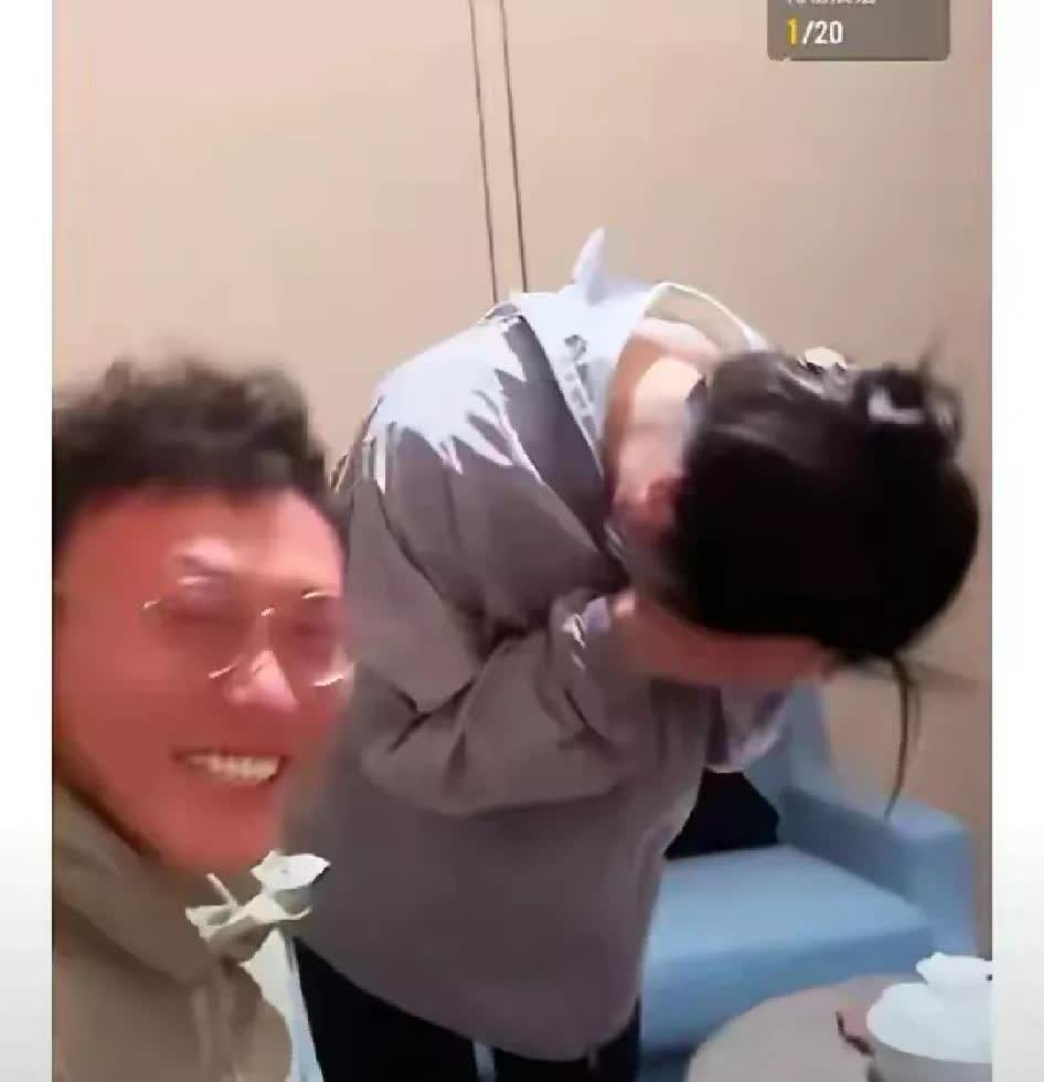 乡野农哥在小红和云飞的寝室。直播301的产品。太有意思了。

农哥也有点儿太
