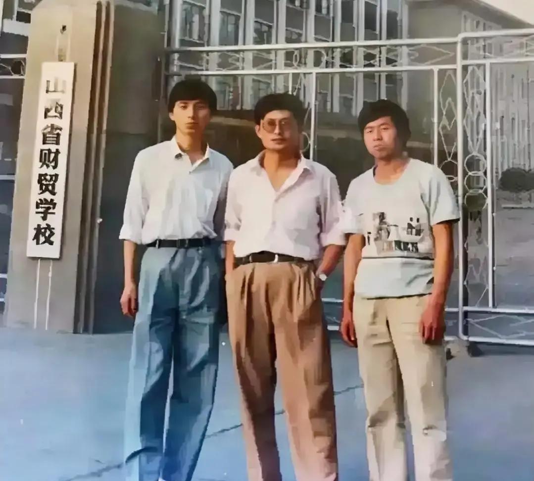 1988年，三名中专毕业生在校门前合影留念。那个年代中专是农村学子的首选，毕业后