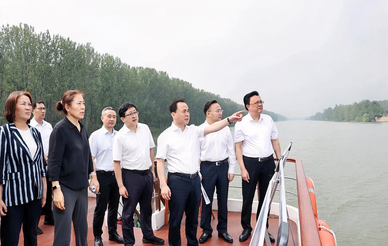 #高看徐州# 8月26日，市委书记宋乐伟深入大运河文化带沿线，实地调研生态环境保
