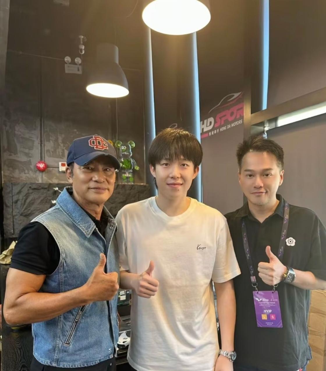 大头新的合照！
左边这位是演员任达华，右边是工作人员！！
头头站中间！
任达华是