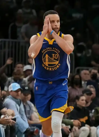 勇士主教练史蒂夫-科尔今日接受采访，谈起了当斯蒂芬-库里缺阵时，是否需要将比赛节