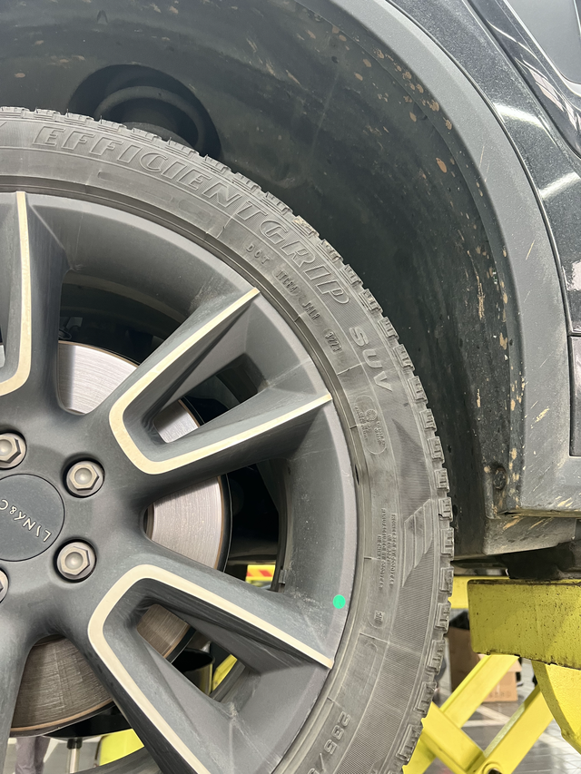 轮胎内侧有个小切口
例行保养，不知道这个地方怎么会出现这个口子，mmp