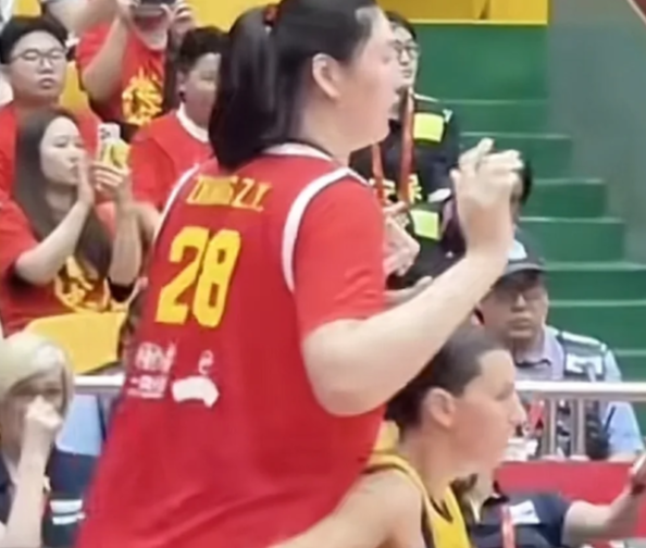 接连看了亚洲女篮四场热身赛，可能实际上不止我一个人为什么突然喜欢看这类比赛，老老