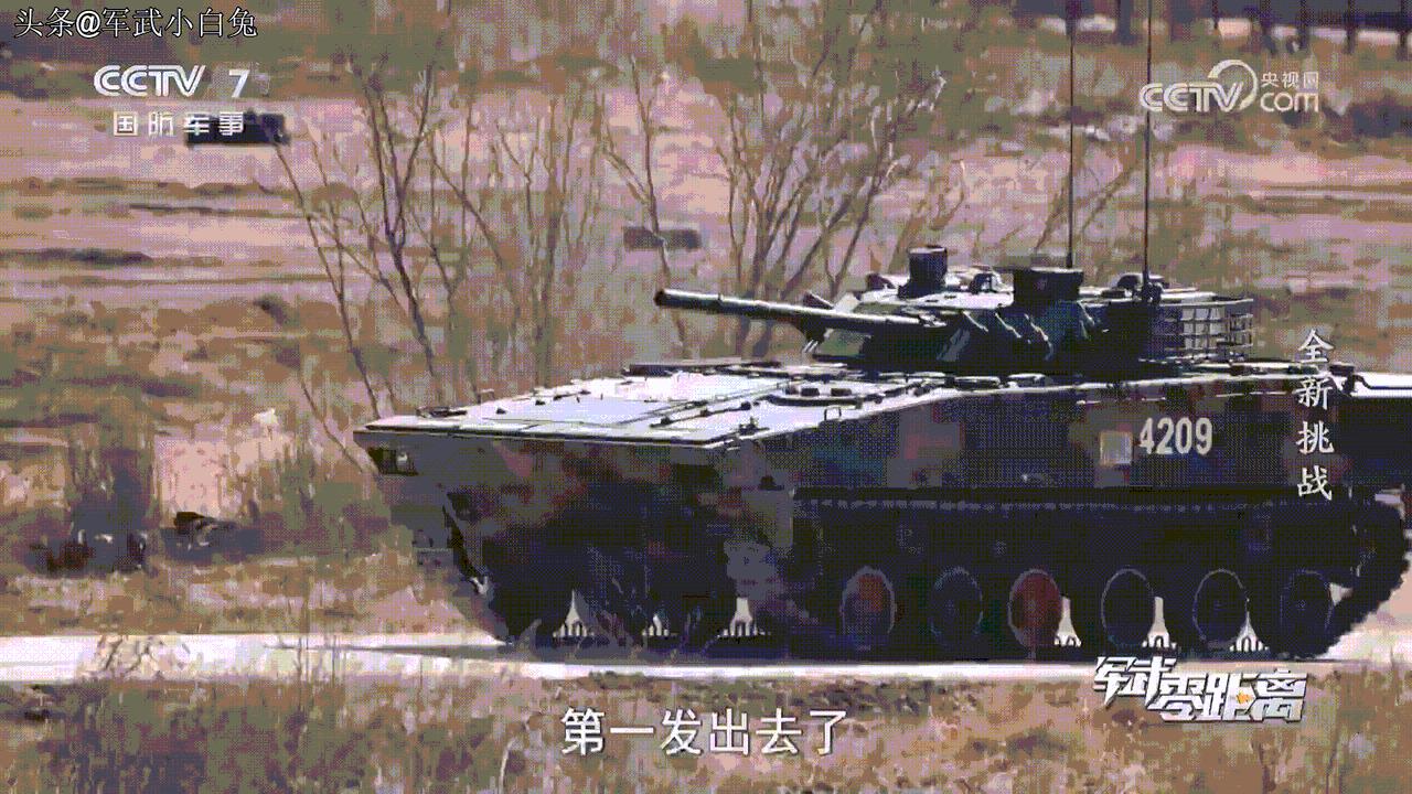 04步战100mm和30mm火炮行进中开火#小白兔军事研究所#（图源见水印）