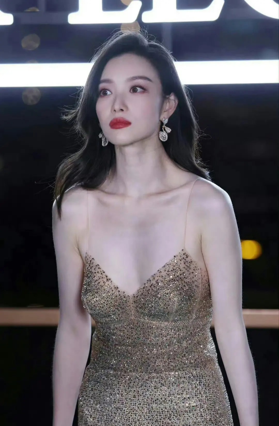 倪妮在红毯上的造型总是让人眼前一亮，她那种自然大方的气质特别打动人。不像有些明星