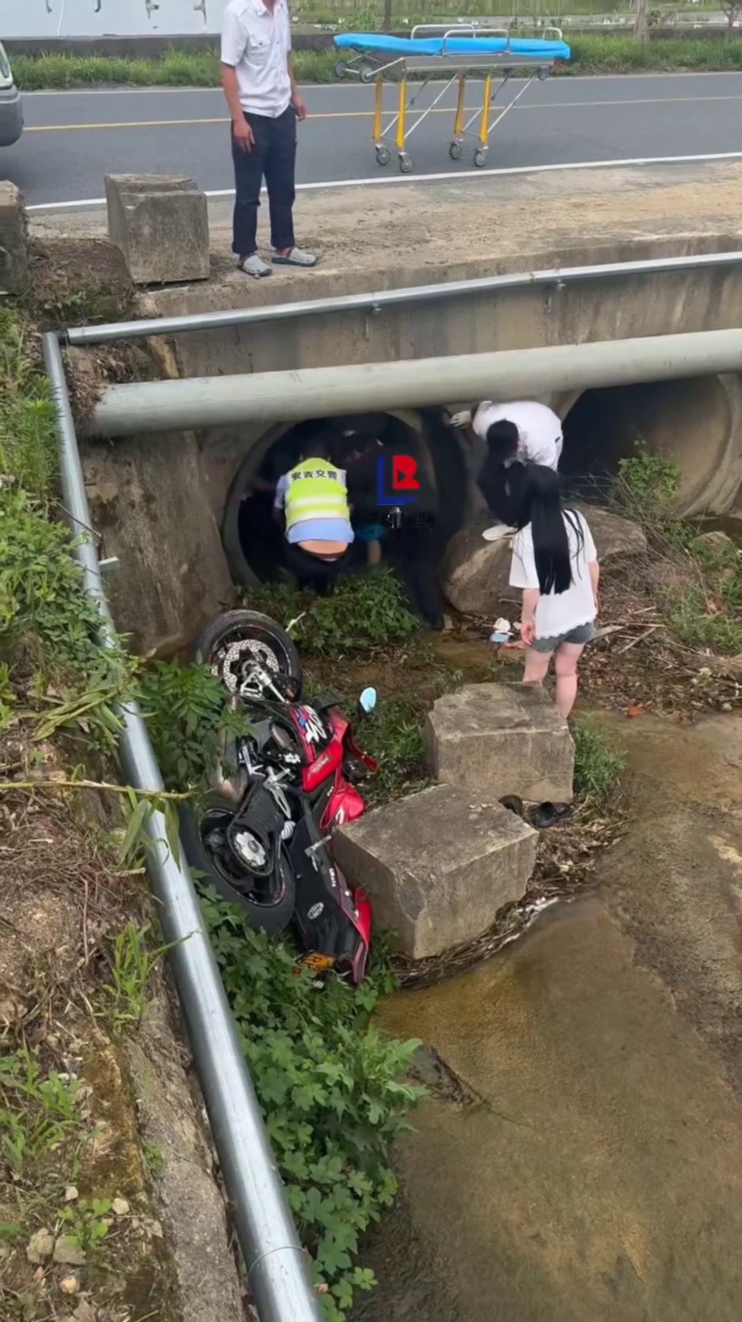 一机车男失控冲进河道，人被甩进桥洞里，多人用担架将其抬出！