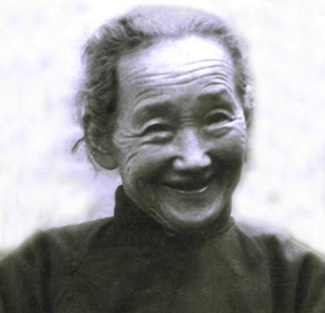 时隔多年，许世友再次见到老母亲。看到母亲如此苍老和衰弱，他心中涌起一股难以言喻的