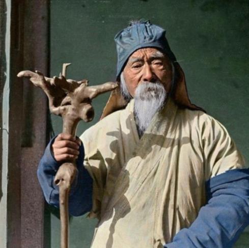 古时有一风水先生在临死前突然对自己三个儿子说道：“在我死之后不许给我穿衣服，你们