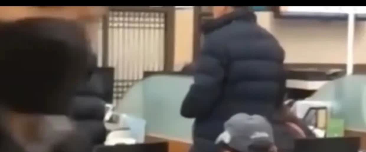 这兄弟真是大材小用了。
2015年，山东临沂市艾曲村发生了一起假银行诈骗案。案