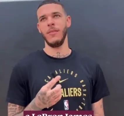 骑士球员鲍尔在今天接受了记者的采访，当被问道自己小时候的第一件球衣是谁的球衣时。