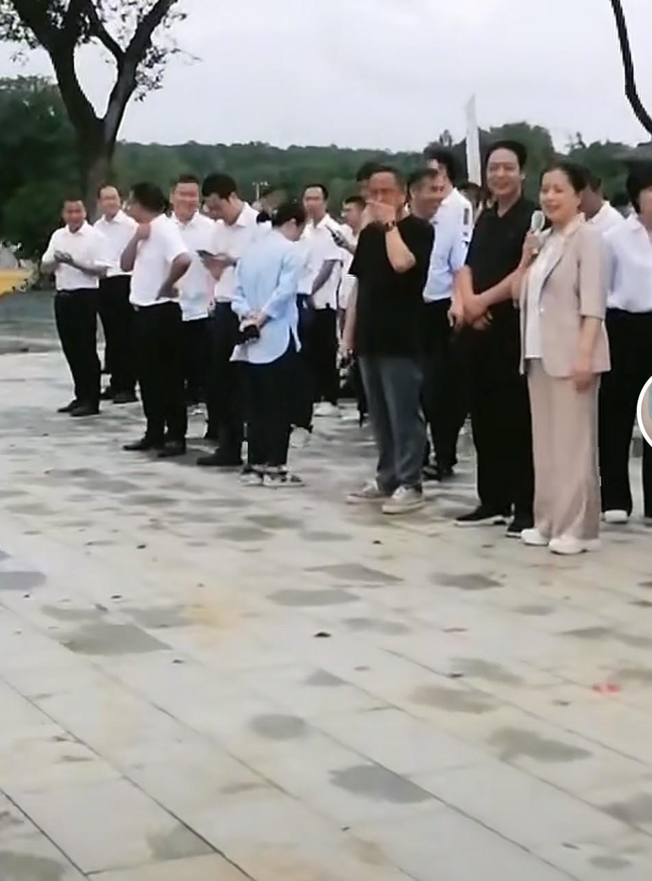 天呐，许妈姚爸来赣州助农了，我们小区群的人都在聊她，做梦都没想到他们会来赣州蓉江