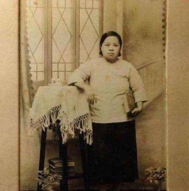 1931年，36岁的张恨水打算将小自己20岁的女学生迎娶进门。胡秋霞作为他的妻子