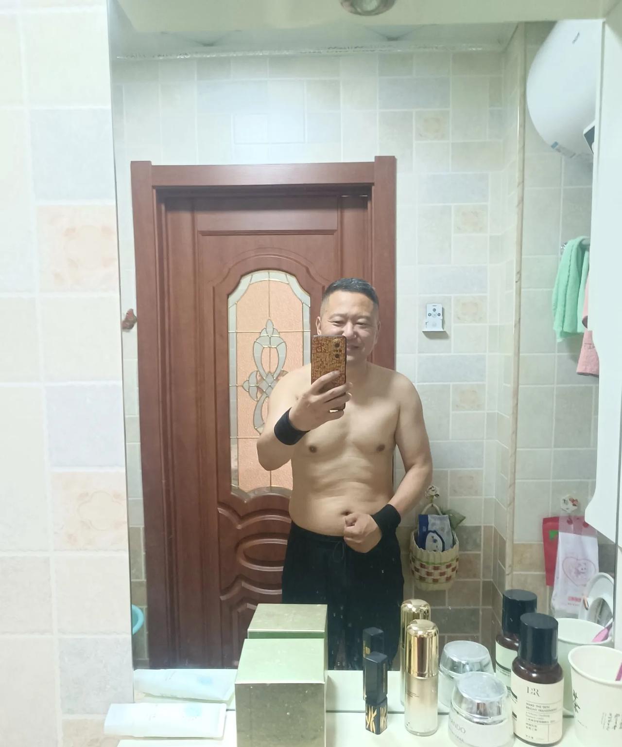 贵在坚持和热爱！炎热夏日运动健身不负美好时光。俯卧撑200个、负重深蹲60个、哑