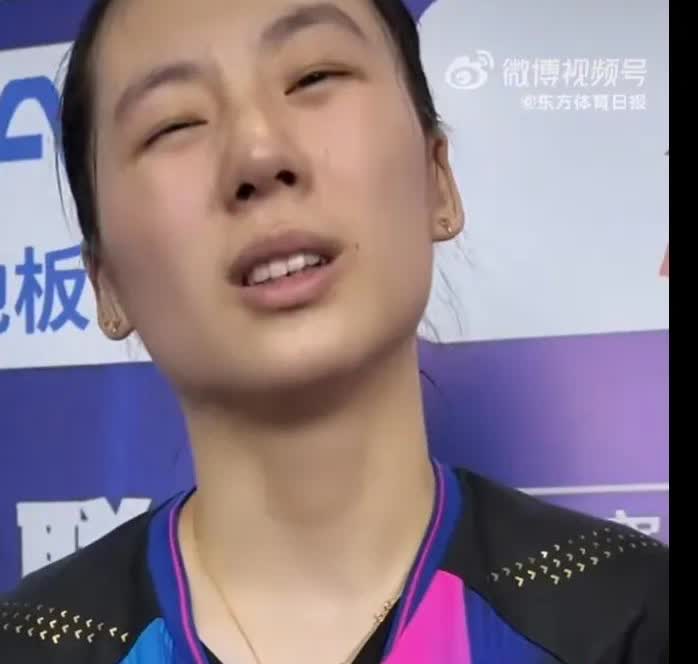 看看陈熠这表情，什么情况？
这是乒超联赛打完一场比赛之后陈熠接受采访时出现的画