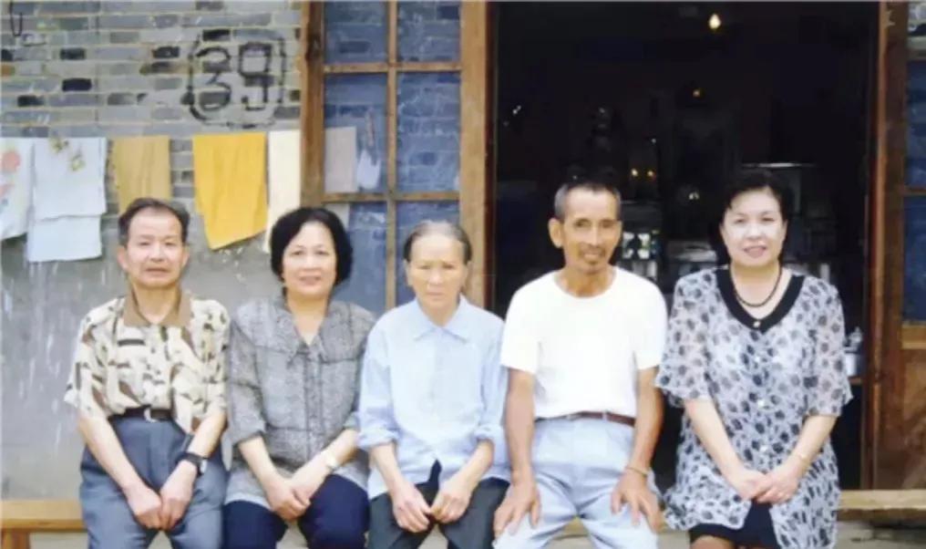 九十年代末，井冈山，陶斯亮与兄长石来发夫妇、蔡春华夫妇相聚在一起，亲切交谈，嘘寒