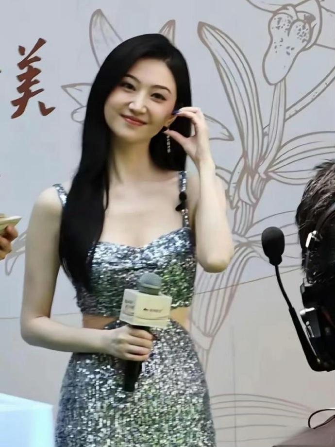 腰间有一点赘肉都穿不出来景甜这种效果 ​​​