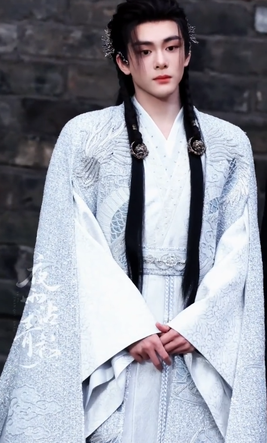 网传月鳞绮纪一月中旬播
谁能懂曾舜晞的武拾光路透很吸引人
凌厉冷峻和疏离随性感都