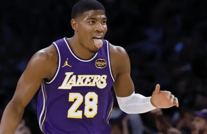 NBA常规赛，湖人将对阵活塞。
湖人主帅JJ-雷迪克接受了记者采访。
在谈到八村