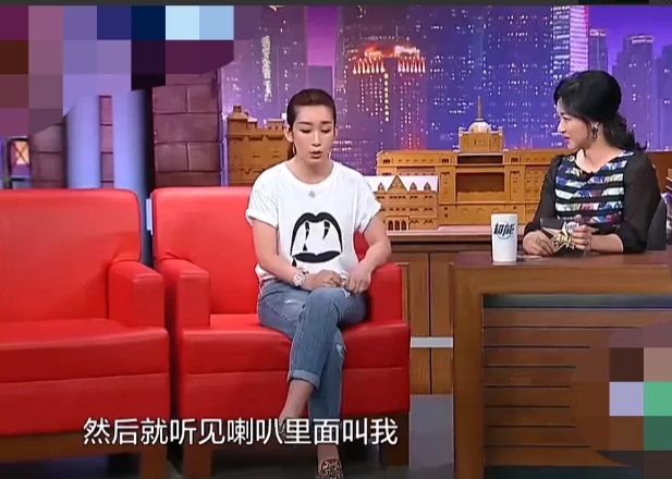 演员秦海璐说：“我拍第一部戏的时候，还在上大学，我当时和章子怡一个班，那个时候她