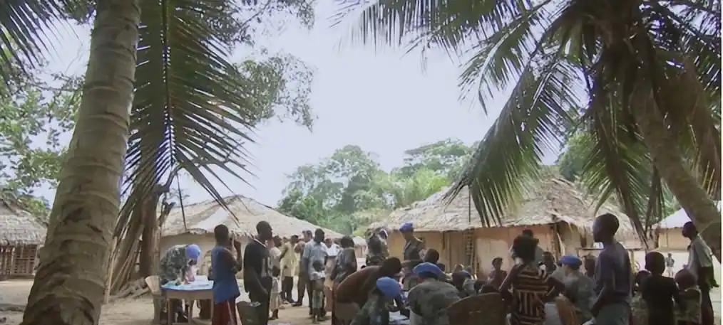 [太阳]2007年，一名非洲女孩身患“绝症”，被当地人宣判死刑。没想到来自中国的