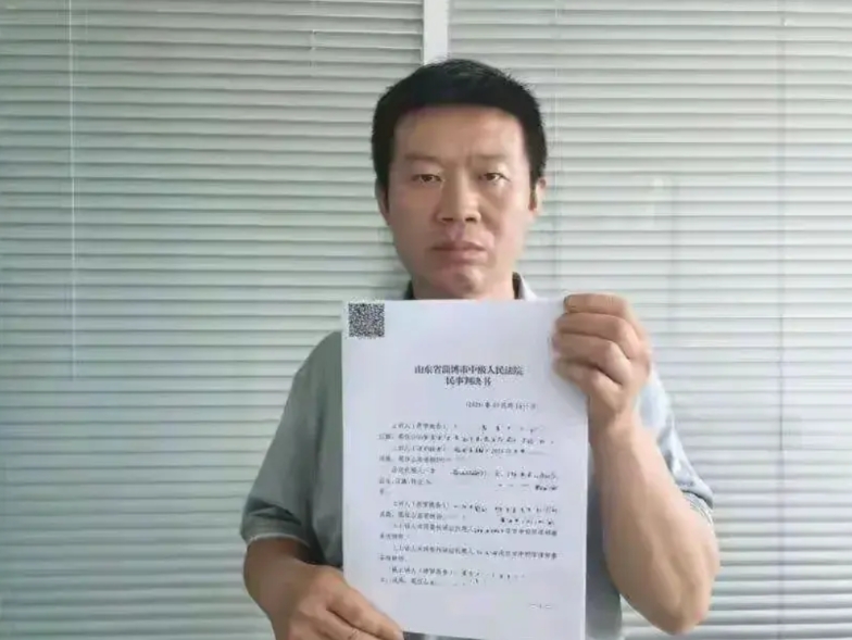 在我心里，他已经被评为年度最委屈的人了。

2002年结婚，2004年生了长子，