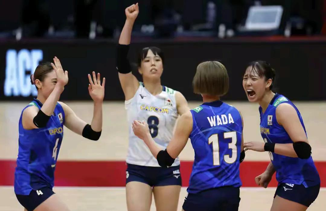 女排世锦赛四分之一决赛日本女排对阵荷兰女排，日本女排在1比2落后的情况下连赢两局