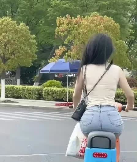 小姐姐骑得是真的快，根本追不上！ ​