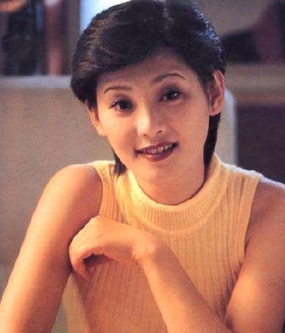 1987年，杨立新把徐帆接到北京，“养”了她三年，自己不舍得吃好的，顿顿方便面白