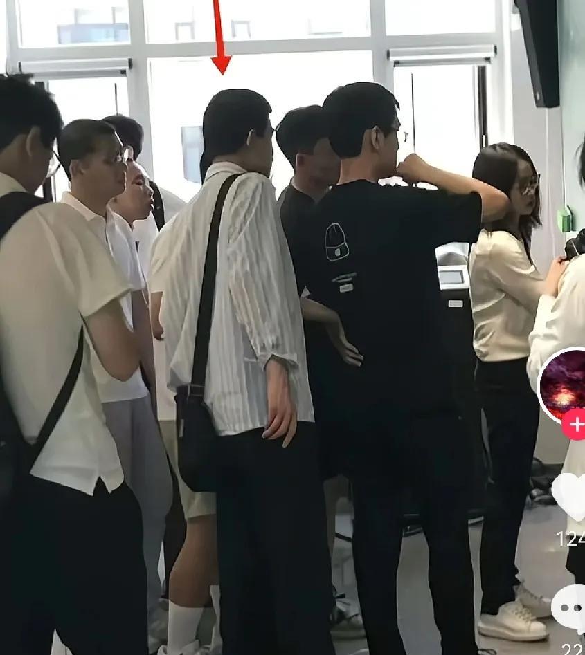 一直以为韦神封顶了
自己上课不戴眼镜
去听王虹的课却戴上眼镜，
课后还挤在人群里