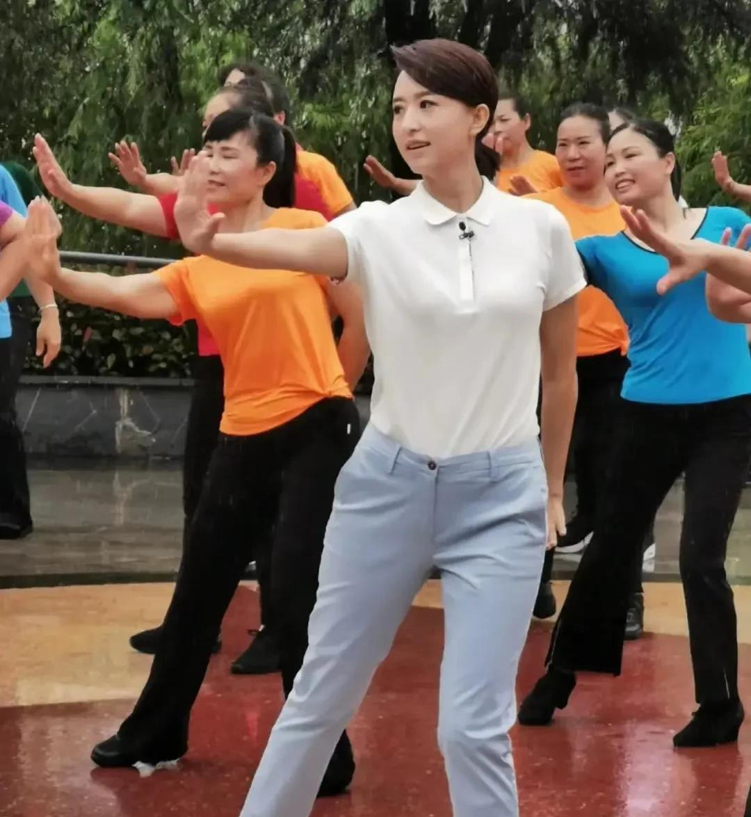 央视主持人张蕾跳广场舞











什么？央视主持人张蕾竟然跳起了广场