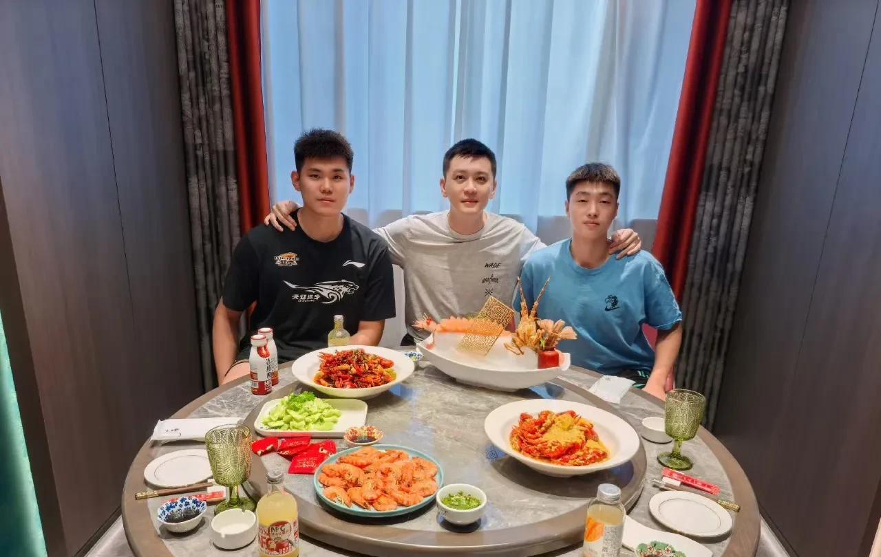 杨鸣晒出自己请张峻豪和黄秋实一起吃饭的合影，直言：“塞翁失马，焉知非福！”
杨鸣