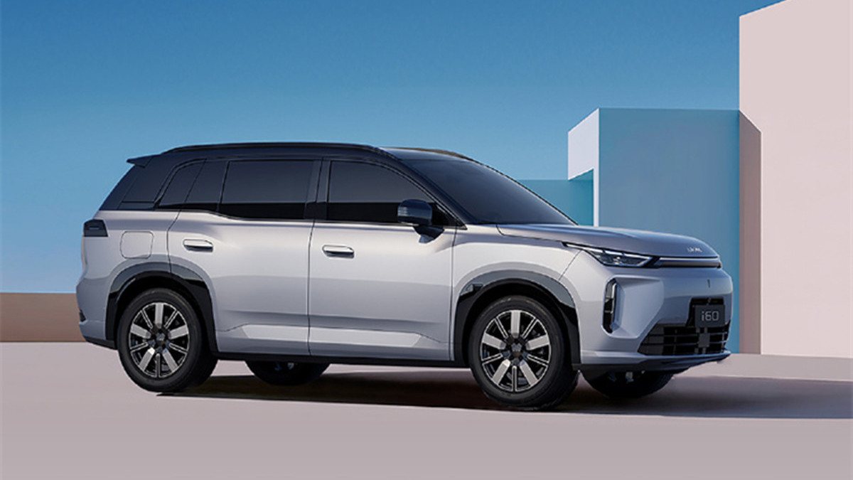 埃安i60也要“两条腿走路”，10万级SUV市场的友商还坐得住吗？